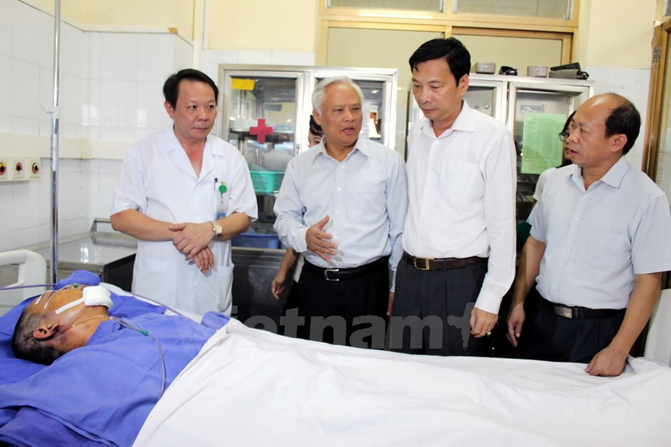 Le vice-président de l'Assemblée nationale Uong Chu Luu et les autorités de Quang Ninh rendent visite à des victimes. 
