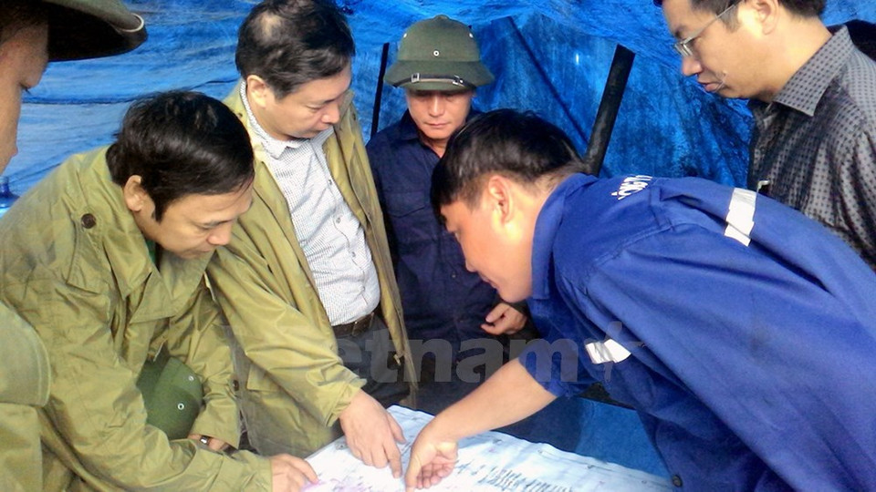 Les secouristes discutent des conditions d'intervention. 