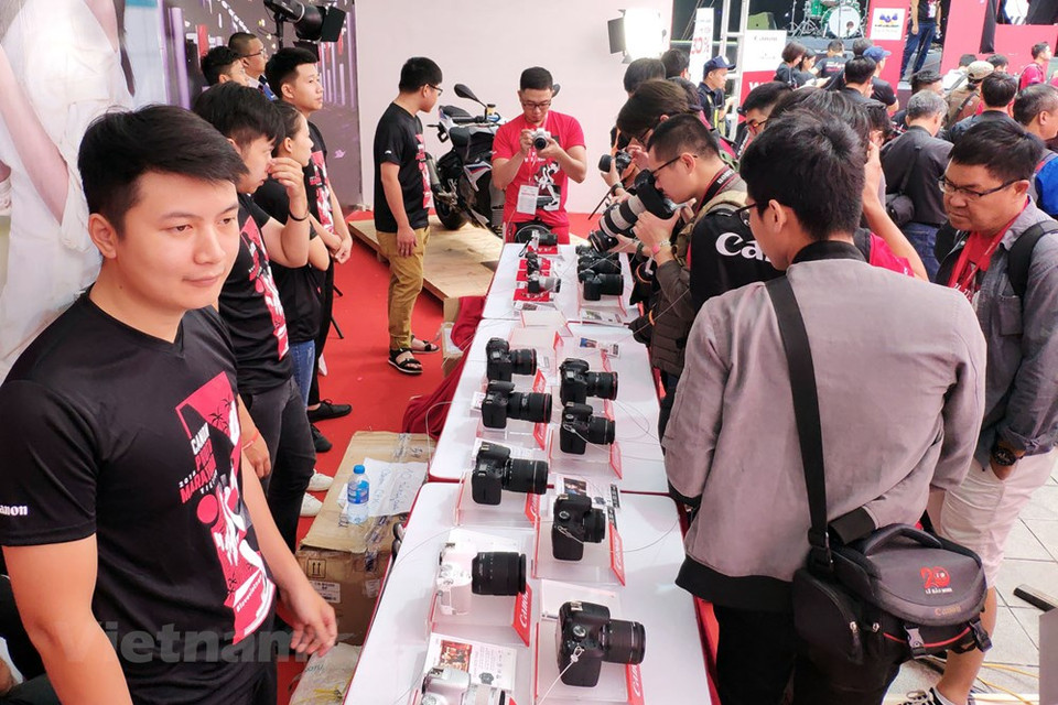  Les équipements modernes de Canon attirent beaucoup de visiteurs avant le début du concours.