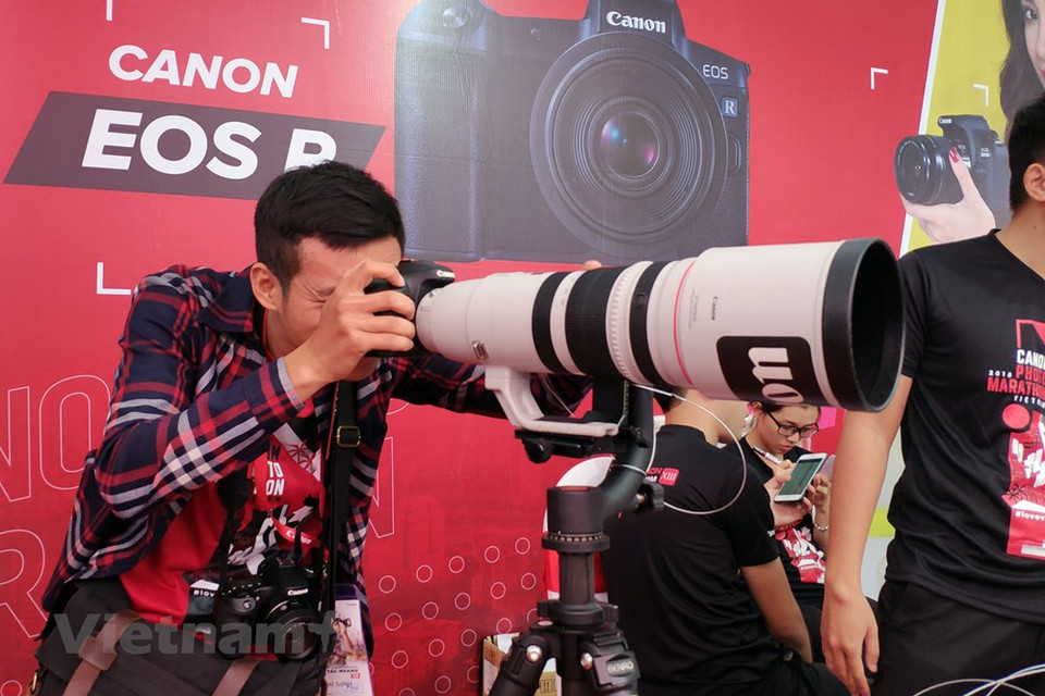  Un candidat teste des équipements modernes de Canon.