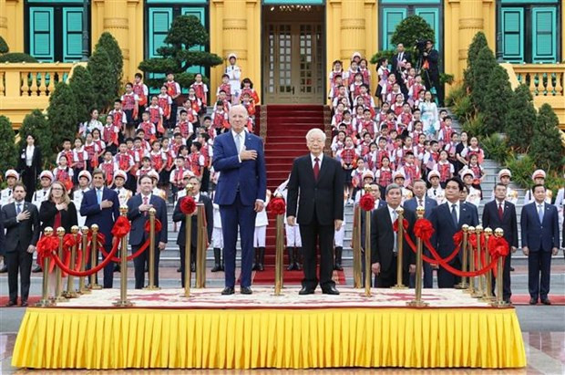 Le secrétaire général Nguyên Phu Trong (à droite) et le président américain Joe Biden saluant les couleurs nationales au son des hymnes nationaux des deux pays, à Hanoi, le 10 septembre. Photo: VNA