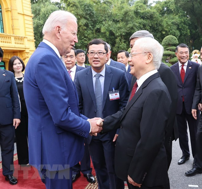 Le secrétaire général Nguyên Phu Trong (à droite) accueille le président américain Joe Biden, à Hanoi, le 10 septembre. Photo: VNA