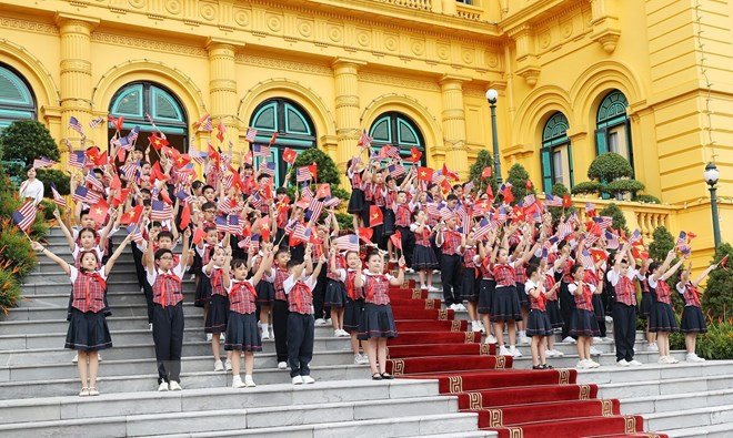 De nombreux enfants de Hanoi agitant des drapeaux du Vietnam et des États-Unis pour saluer le président américain Joe Biden lors de la cérémonie d’accueil organisée en son honneur, à Hanoi, le 10 septembre. Photo: VNA
