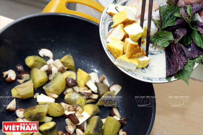 Les bananes sont coupées en rondelles d'une épaisseur d'environ 1 cm, puis bouillies dans de l’eau. Les champignons sont coupés en morceaux et les tofus rôtis rapidement.