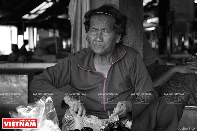 « FERMETURE » - phẹc-mơ-tuya.