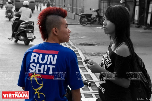 « MODERNE » - mô-đen.