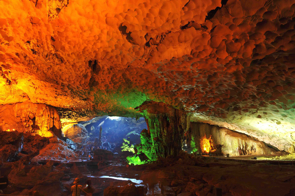 Découverte par les Français en 1901 et nommée à l'origine "Grotte des Surprises", cette grotte karstique calcaire est une expérience enrichissante après une montée abrupte sur l'île de Bo Hon, au nord-ouest de la baie d'Ha Long. A environ 25 m au-dessus du niveau de la mer, cette grotte occupe environ 10 000 m2 et comprend deux cavernes aussi belles et fascinantes l'une que l'autre. Après une ascension raide d'environ 50 marches pour atteindre l'entrée de la grotte - qui est abritée par la végétation naturelle - les visiteurs pourront entrer dans un autre monde : un monde qui combine le mystère frais de la grotte de Sung Sot Cave avec la lumière douce et diffuse du monde extérieur. Photo : VNA