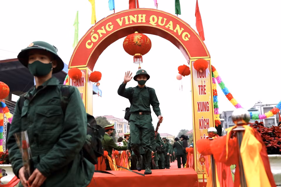 Le district de Ba Vi organise la cérémonie marquant le départ des jeunes effectuant le service militaire en 2022. Photo : VNA