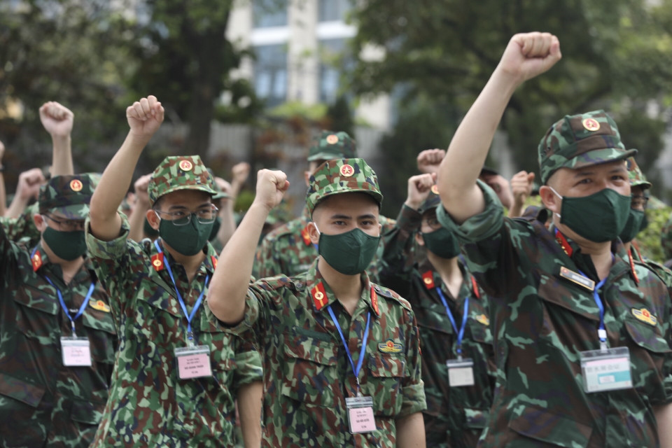 Les étudiants de l’Institut de médecine militaire font preuve de solidarité et de détermination avant de partir pour le Sud en missions anti-Covid-19. Photo : VNA