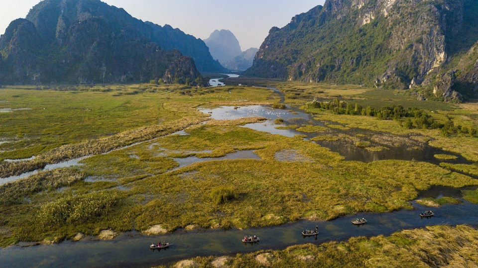 Située à 90 km au Sud de Hanoi, Vân Long est la plus grande réserve naturelle submergée du Nord du Vietnam, couvrant plus de 3.000 hectares. Les barques en bambou tressé se faufilent entre les roseaux. Sous l’eau, des algues et des plantes aquatiques ondulent au rythme des rames. Vân Long est surnommée «la baie sans vagues». Ici, l’eau est tranquille tel un miroir géant qui reflète des montagnes et nuages. Photo : VNA