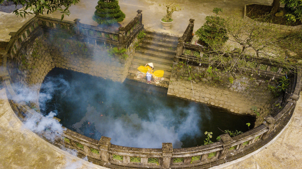 Le lac semi-lunaire est situé dans la pagode Thiên Tôn dans le site touristique de l’ancienne capitale Hoa Lu. Photo : VNA