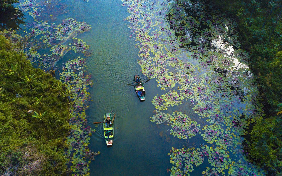 Des visiteurs se rendent dans la vallée du Soleil (Thung Nang). C’est un beau site touristique qui se trouve au village de Van Lam, commune de Ninh Hai, district de Hoa Lu. Thung Nang est une zone inondée entourée de magnifiques montagnes. Photo : VNA