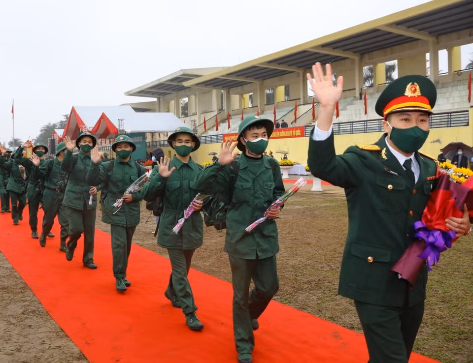 Des conscrits du district de Dông Anh disent au revoir à leurs proches avant de faire leur service militaire. Photo : VNA