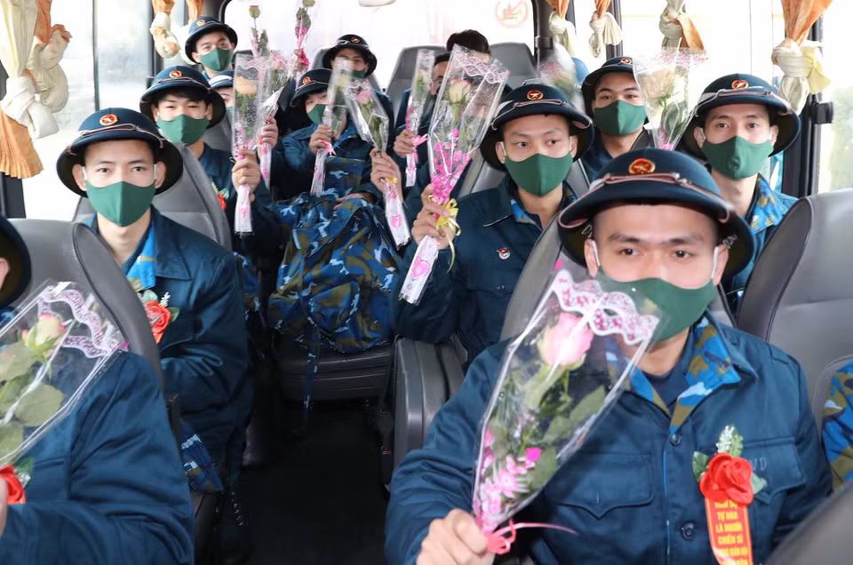 Des conscrits du district de Thach Thât font leur service militaire. Photo : VNA
