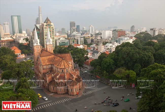 La Cathédrale Basilique Notre-Dame de Saigon (communément appelée l’Eglise Notre-Dame) est l'un des symboles de Saigon (aujourd'hui Hô Chi Minh-Ville).