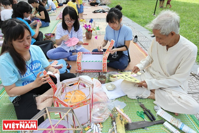 M. Nguyên Van Quyên initie les jeunes à la fabrication d'une lanterne tournante au musée d’Ethnologie de Hanoi.