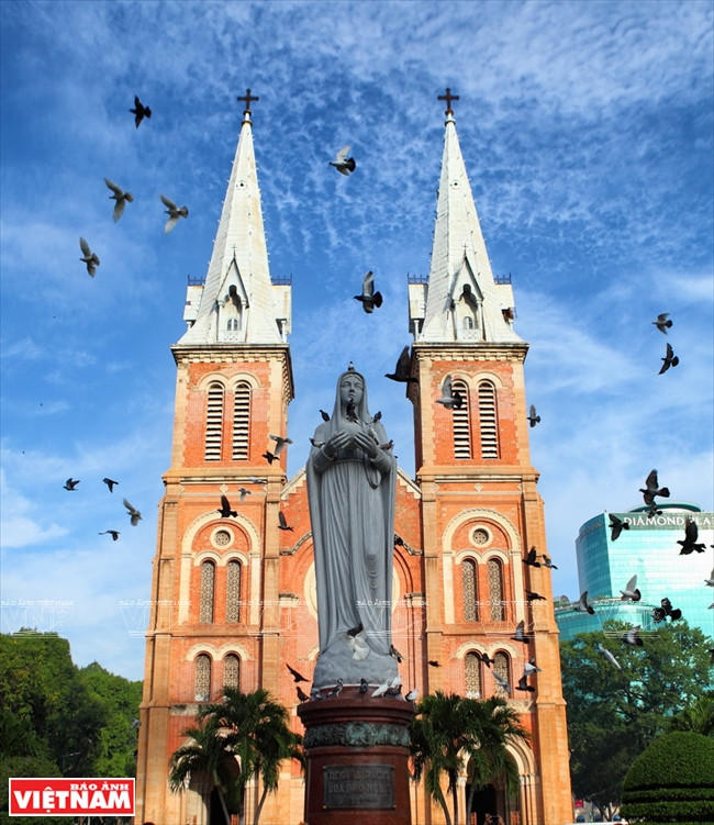 La statue de Notre-Dame de la Paix de 4,6 m de haut en face de l'église Notre-Dame de Saigon.