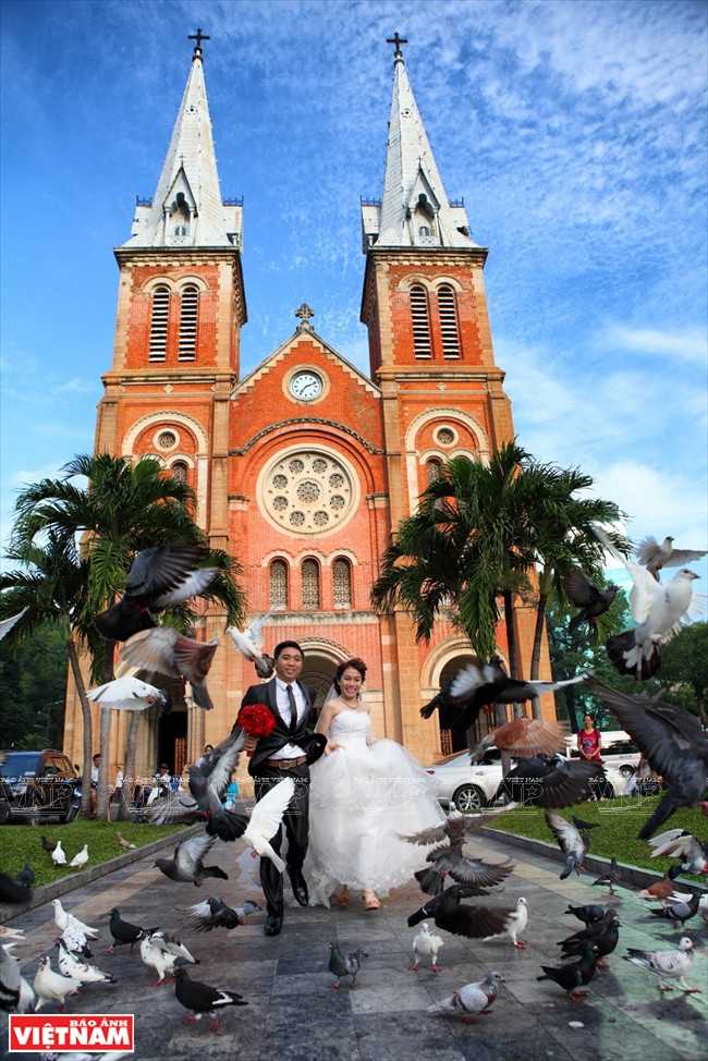 Photos de mariage auprès de la Cathédrale Notre-Dame de Saigon.