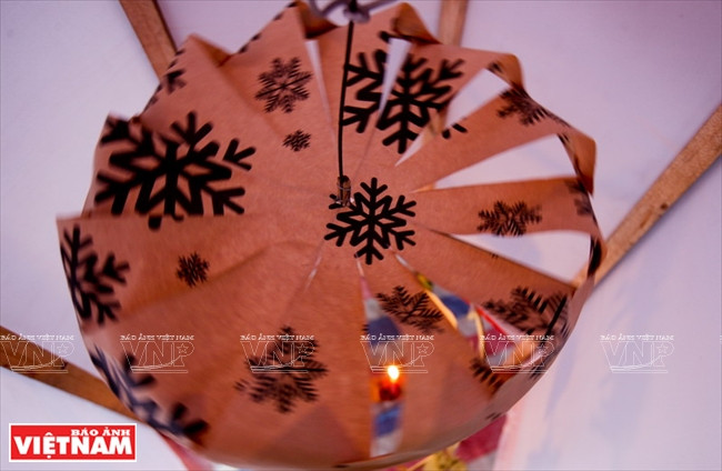 La lanterne tournante fonctionne au moyen d’un axe. Une fois la bougie placée dans la lanterne, la flamme chauffe l’air et crée une poussée ​qui la fait tourner.