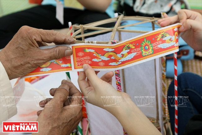 Décorer l’armature d’une lanterne tournante.