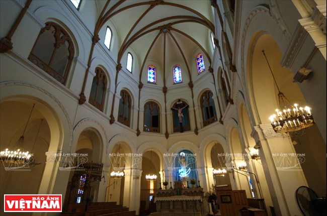 L'architecture intérieure du chœur offre un effet de sérénité.