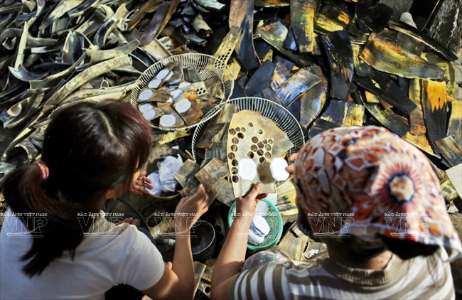 Traitement préliminaire des matières à la fabrique de la famille de Nguyen Van Long.