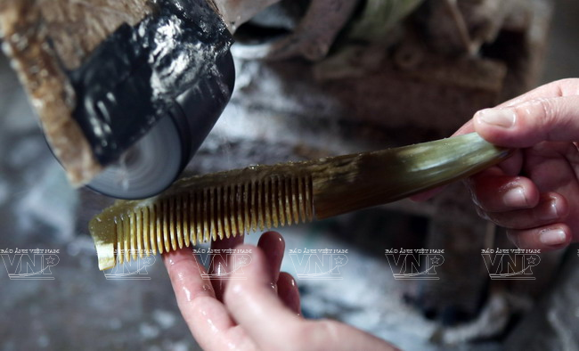 Les peignes en corne sont polis avant leur mise en vente 