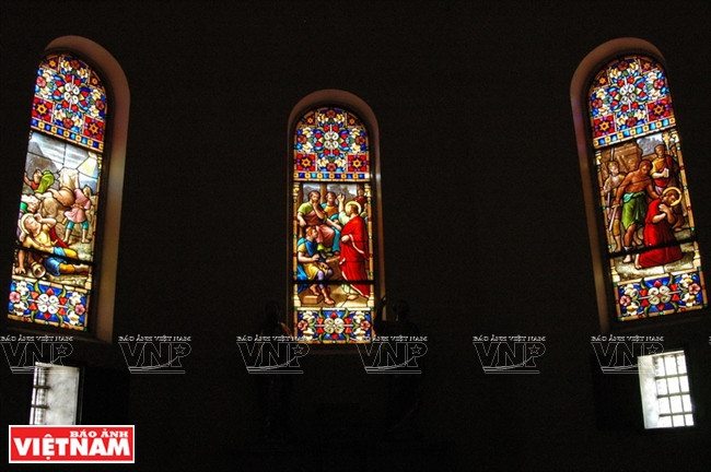 Il y a 56 fenêtres couvertes de vitraux produite par la Société Lorin de Chartres, France.