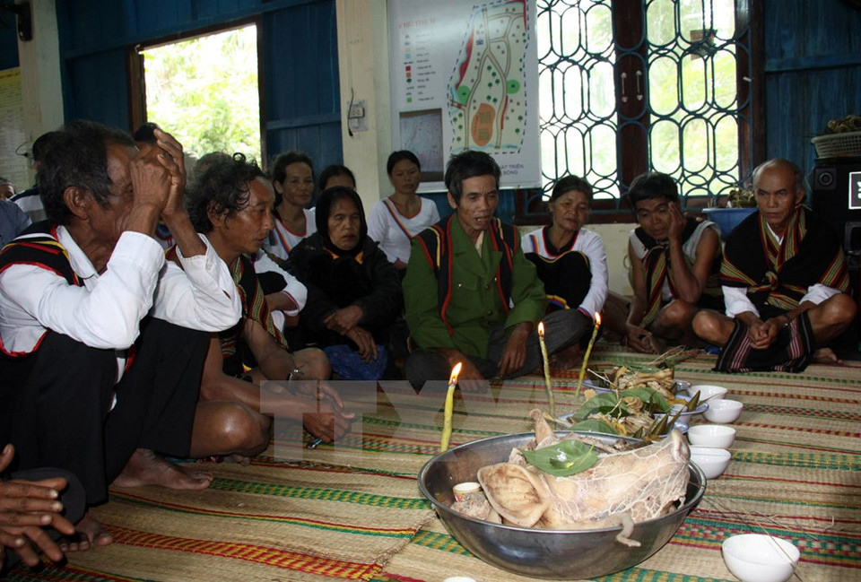 Les hommes sont, quant à eux, chargé d'exposer les objets de culte. Au petit matin du 2e jour du Têt, ils présentent leurs offrandes aux génies et aux ancêtres. ​