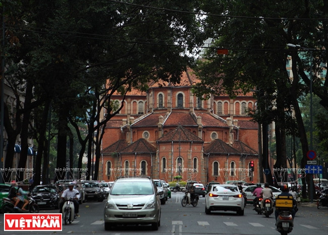 La Cathédrale Notre-Dame de Saigon, témoin silencieux de la vie d’une ville dynamique. 
