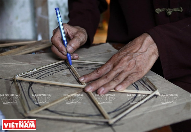 Selon M.Quyên, la lanterne tournante ​a la forme d’un hexagone car pour les habitants de la région de Ta Thanh Oai, l’hexagone représente la moralité d’un enfant qui a le devoir de respecter six personnes dans sa vie : ses parents, ses beaux-parents et ses parents adoptifs.