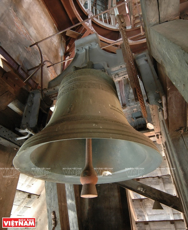 Deux clochers ont chacun six cloches de bronze faites en France. Elles sonnent seulement la nuit de Noël.