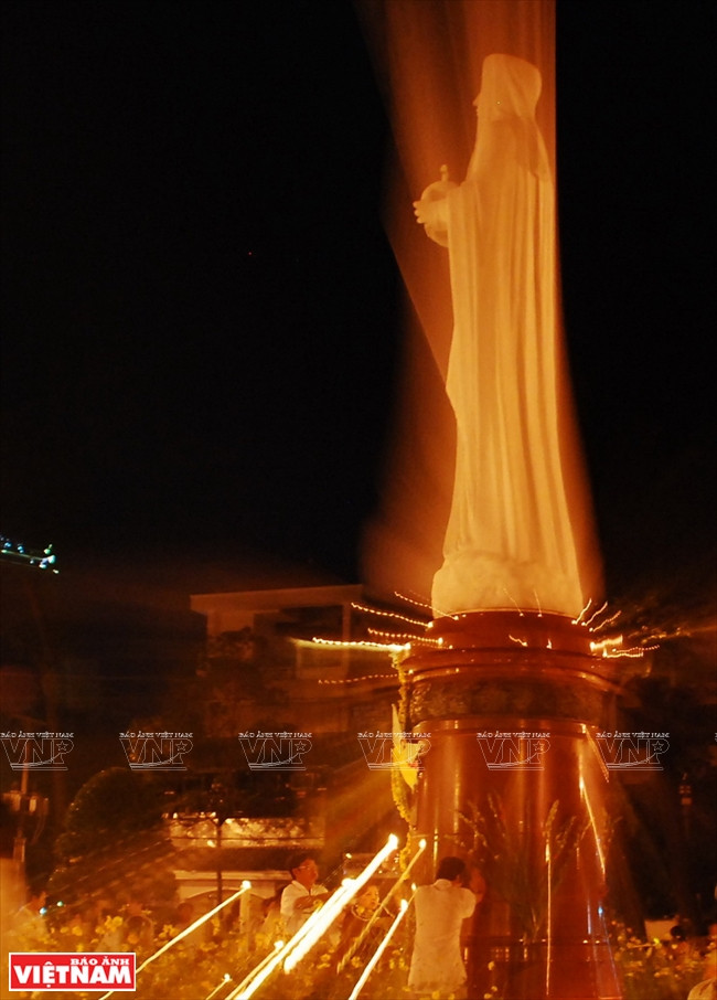 La statue de Notre-Dame de la Paix la nuit.