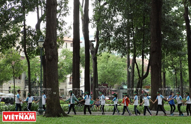 Le Parc le 30 Avril, un côté de la Cathédrale est un lieu famillier des activités culturelles des jeunes gens.