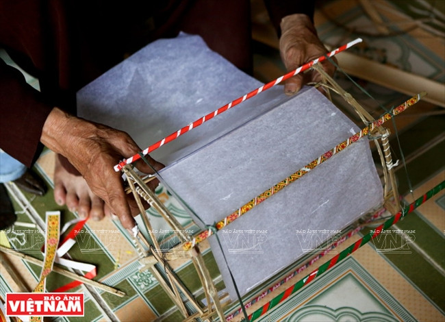 Le papier est fixé sur l’armature.