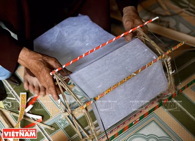 Le papier est fixé sur l’armature.