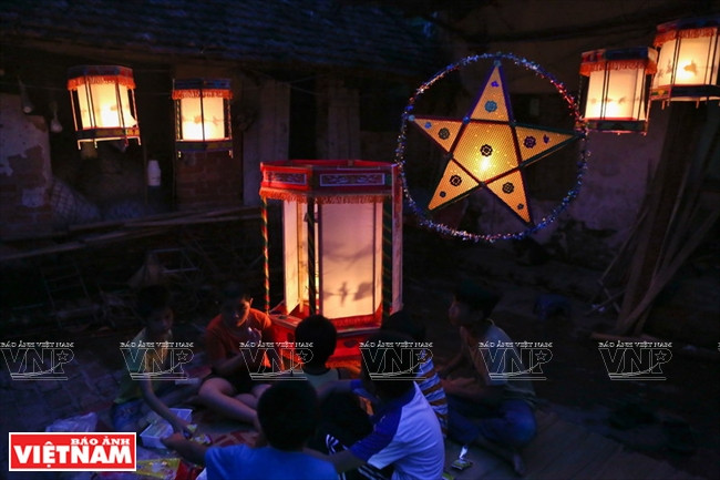 Les enfants du hameau Dan Viên, commune de Cao Viên, district de Thanh Oai (Hanoi), contemplent la pleine lune et profitent de la fête de mi-autome sous la lumière des lanternes traditionnelles.