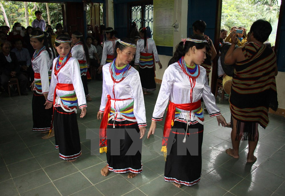 Les villageois chantent...