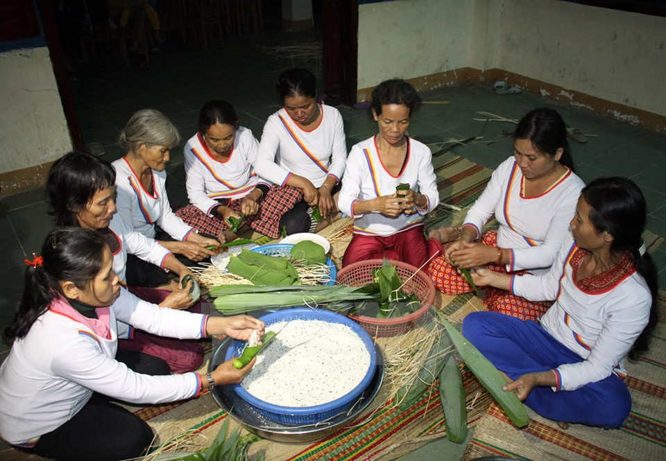 Cet événement dure de deux à trois jours. Au matin du premier jour, le patriarche est le premier à venir récolter le riz, en montagne, suivi par les familles du village. L'après-midi, les femmes cuisinent des gâteaux traditionnels. 