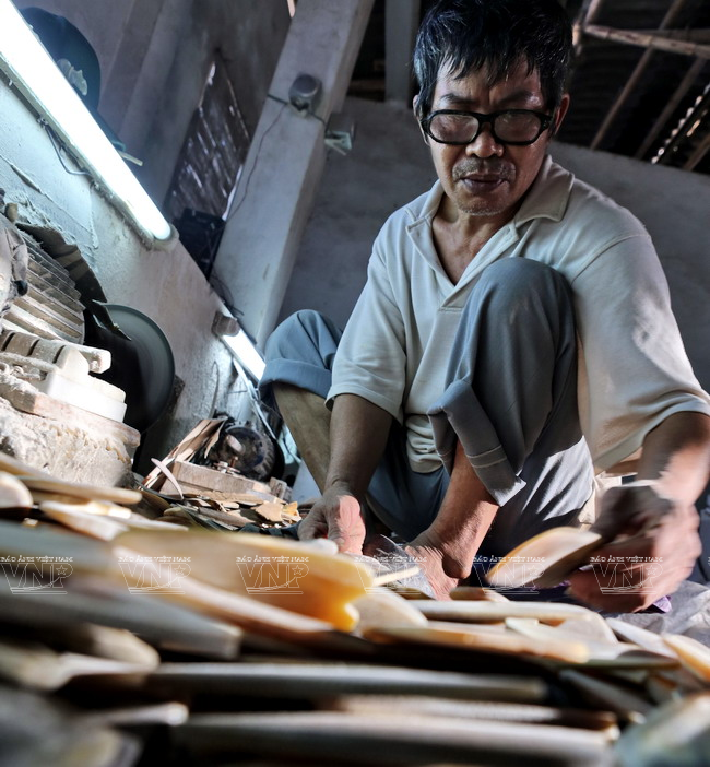 Un artisan de la fabrique de Mme Muoi Su