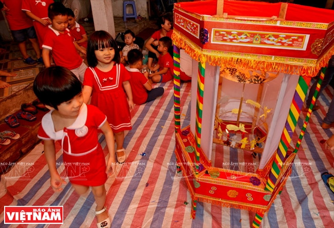 Pour les enfants, la lanterne tournante, est plus ​de produire une lumière mystérieuse, leur apprend une leçon sur le respect envers leurs parents.