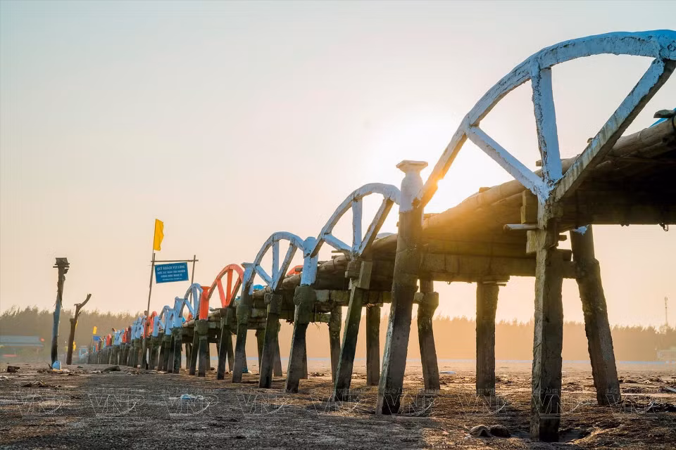 Un pont qui s'étend dans la mer.