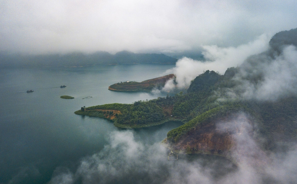 Bien qu'artificiel, le réservoir de Hoa Binh a une beauté très poétique. 