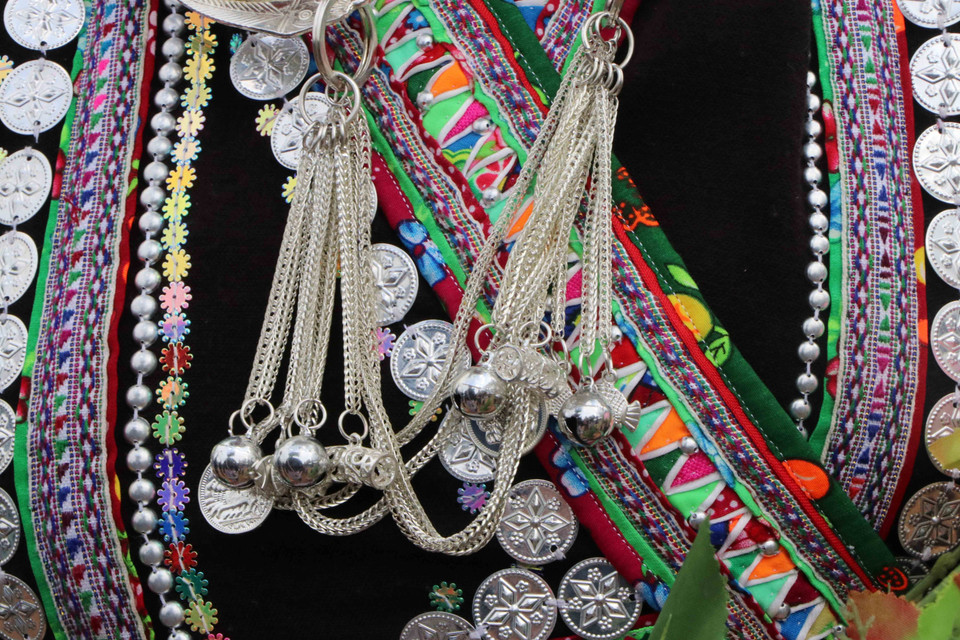 Les accessoires en argent tels que bracelets, sautoir. Les motifs décoratifs sont finement sculptés sur les costumes des femmes Lao. Photo: VNA