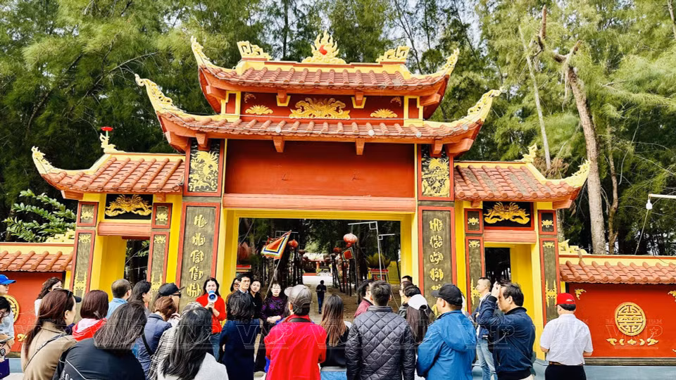 Cette pagode à Con Den fait face à la Mer Orientale. 