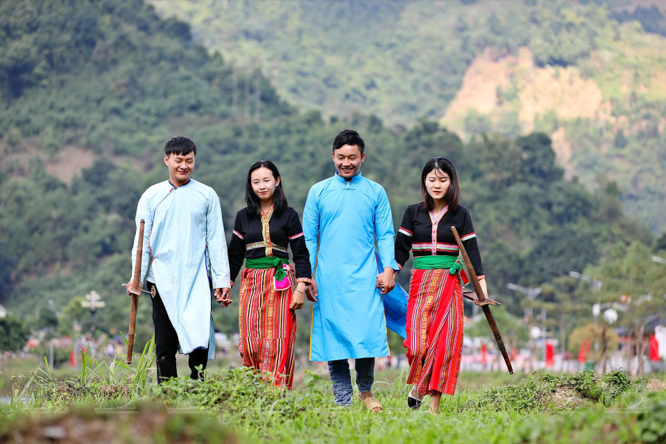 Les jeunes Cong portent des costumes traditionnels lors des festivals.