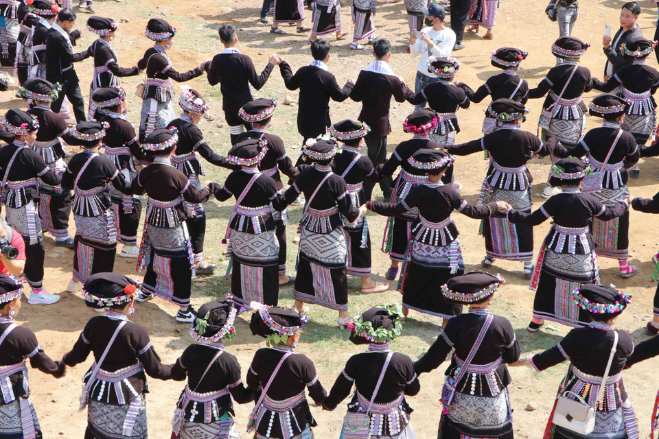 Les costumes traditionnels des femmes Lao sont utilisés dans les festivals mais aussi dans la vie quotidienne. Photo: VNA