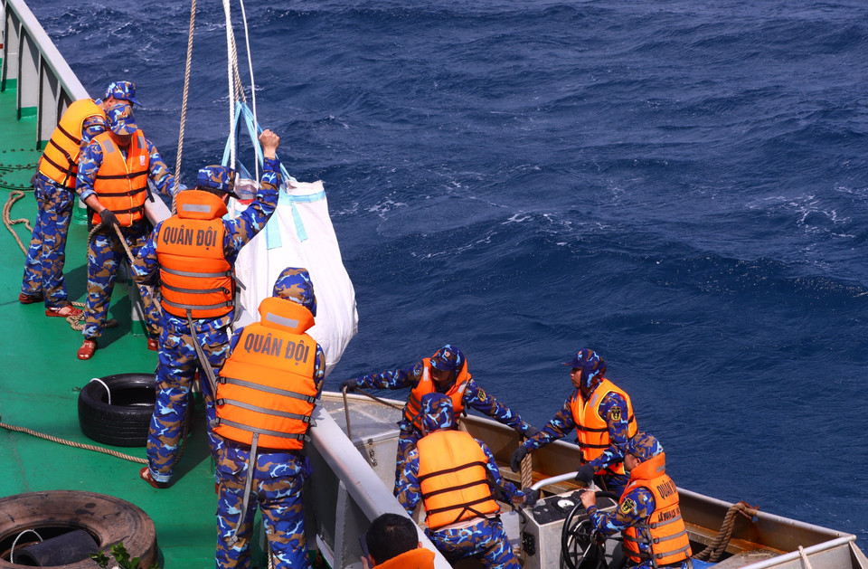 Transport de marchandises vers des bateaux pour les amener à la plate-forme.