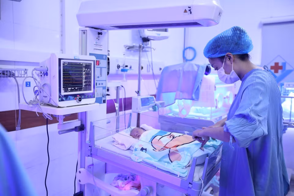 Grâce à l'attention et aux investissements du Parti et de l'État, les soins de santé maternels et infantiles ont connu de nombreuses avancées importantes. Photo: VNA