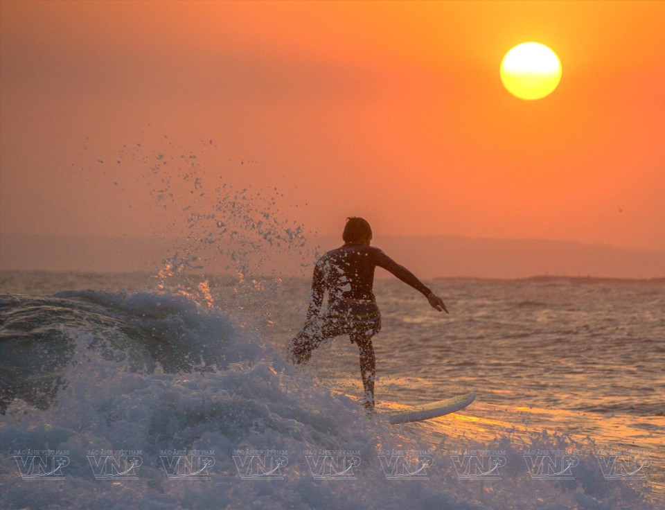 De nombreux visiteurs étrangers viennent à Mui Ne pour faire du surf. Photo: Vietnam Illustré